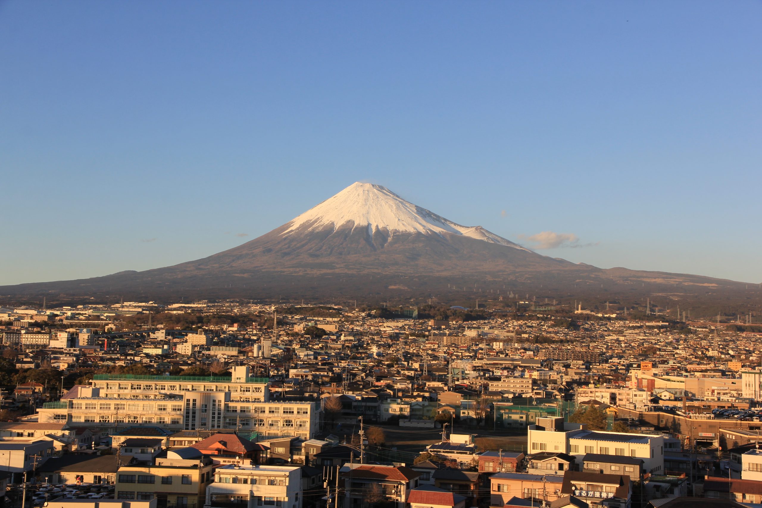 富士市役所から見た富士山（1月28日午後5時撮影　富士市提供）