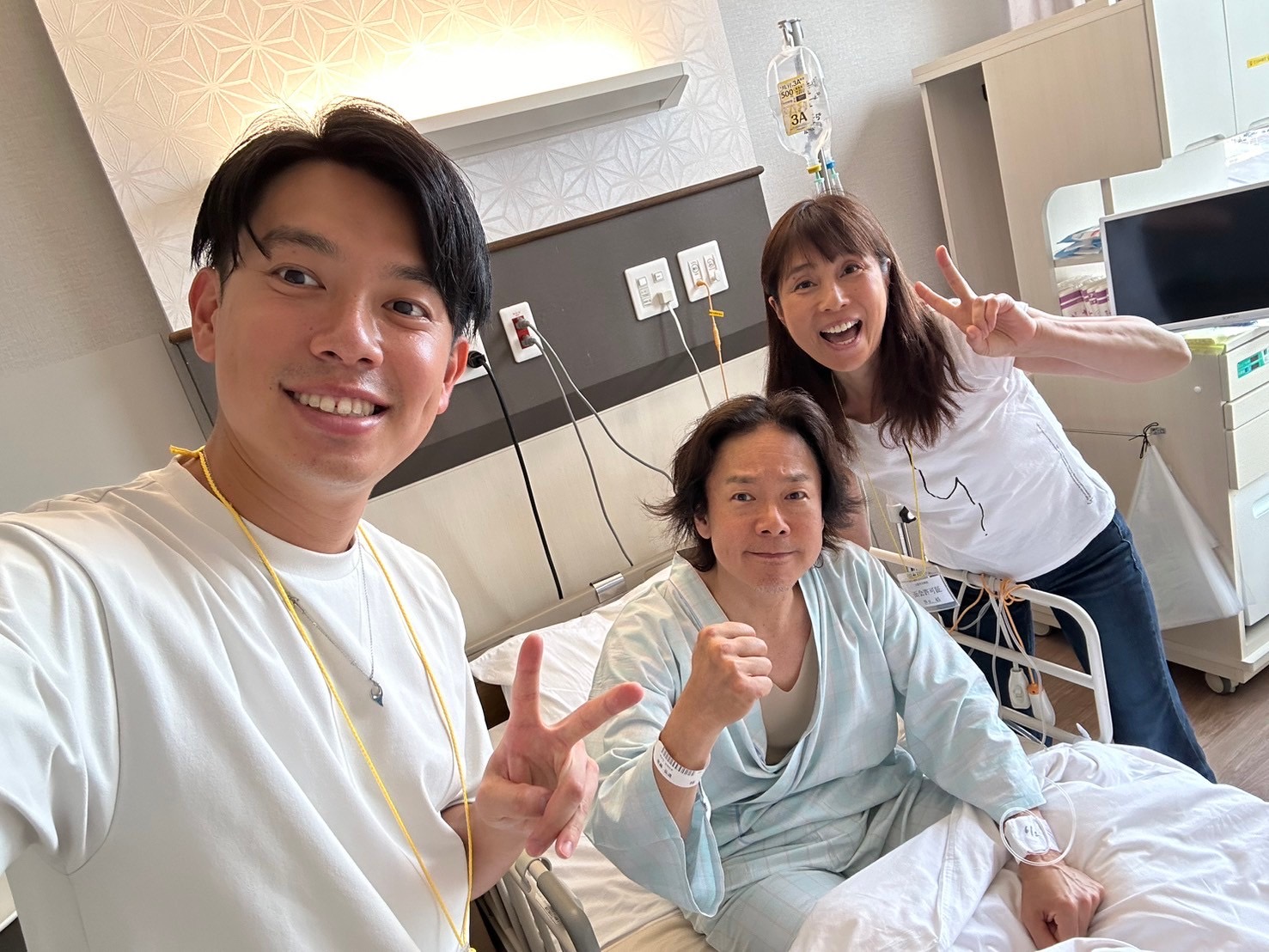 病室を訪れた妻の久美子さんと長男の文哉さん
