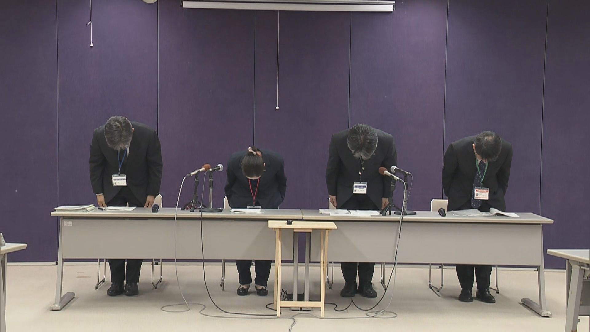 謝罪する県教委幹部