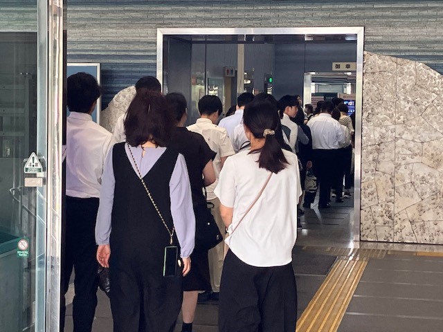昼休み終了前には、1階でエレベーターを待つ職員の列が…