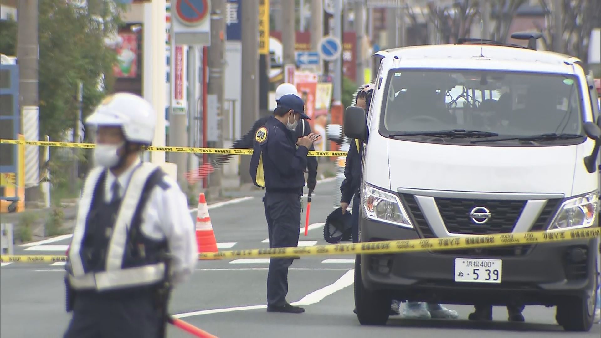 殺人未遂事件の現場周辺を調べる警察官