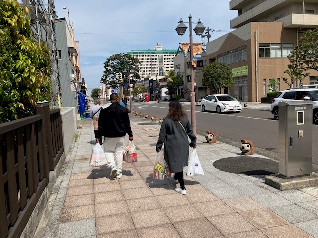 スーパーやドラッグストアの袋を持っている人も