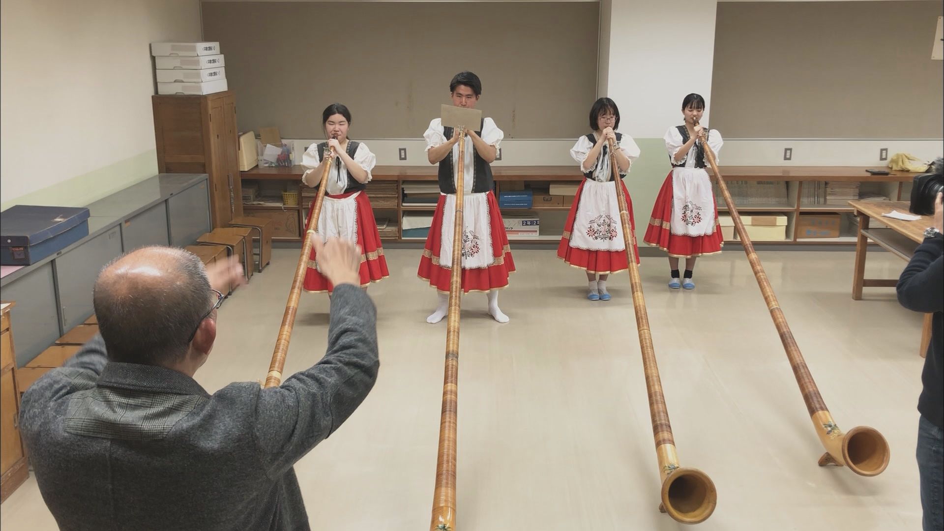 国内でこの学校にしかない部活…創部27年部員3人のアルプホルン部 鳴らすのも難しい3m60㎝の管楽器 静岡・藤枝順心高校