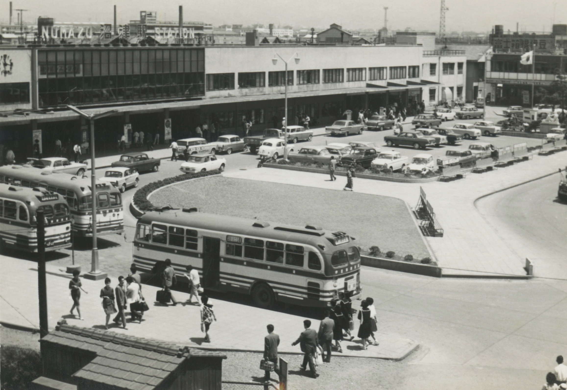 沼津駅南口(昭和30年代後半) 提供:沼津市