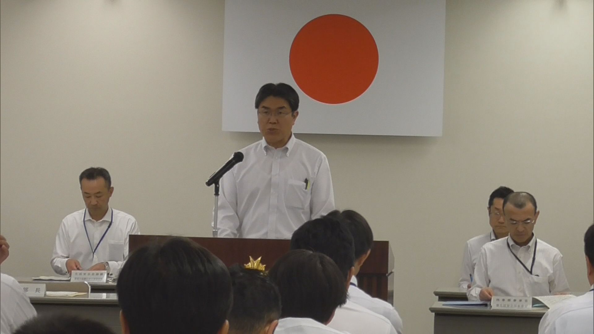 課長らに訓示する津田隆好本部長
