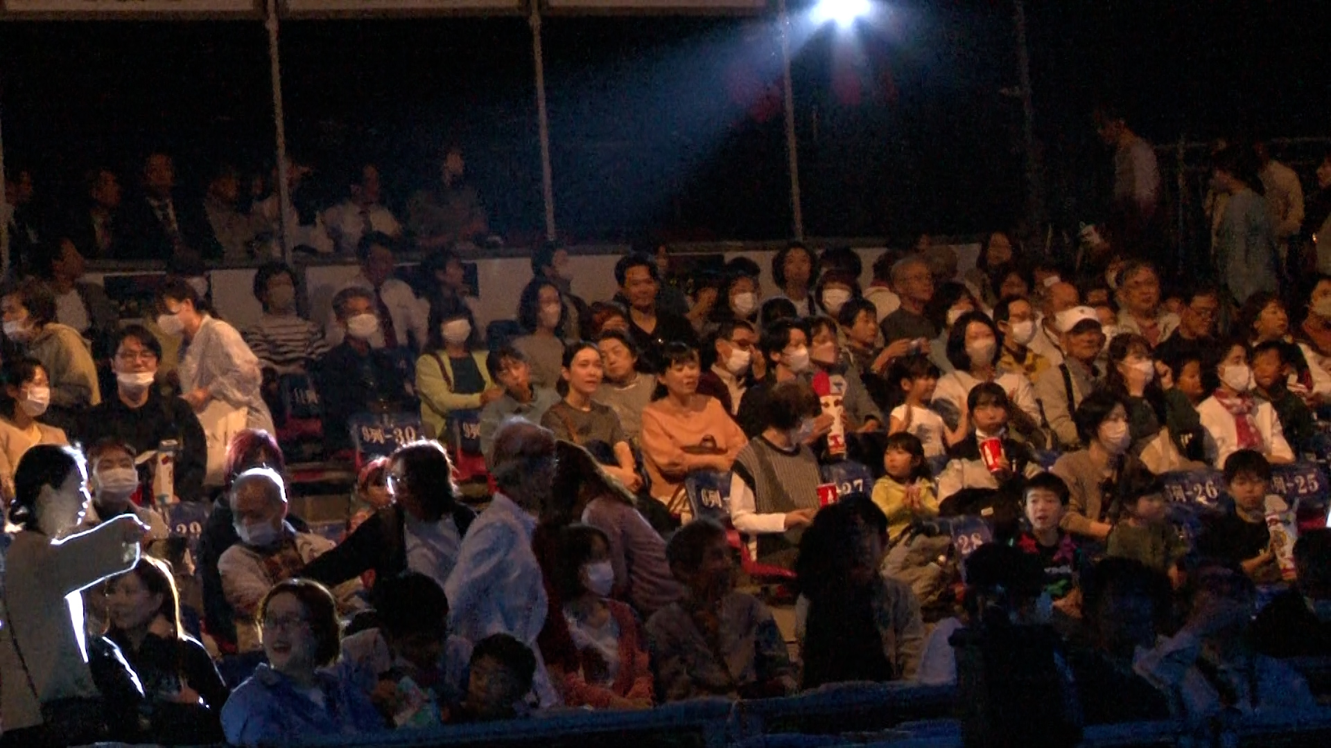 公演初日多くの客がつめかけた