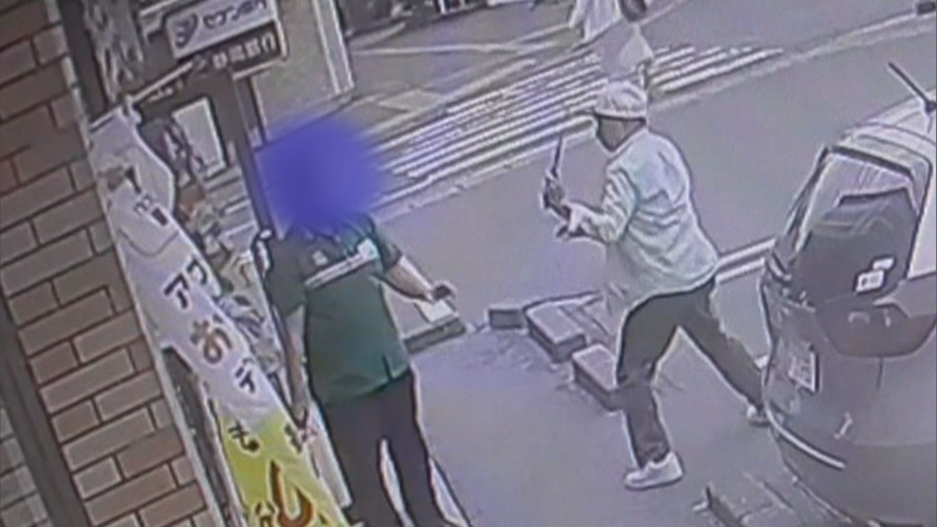 コンビニオーナーに棒状の物で殴りかかる容疑者