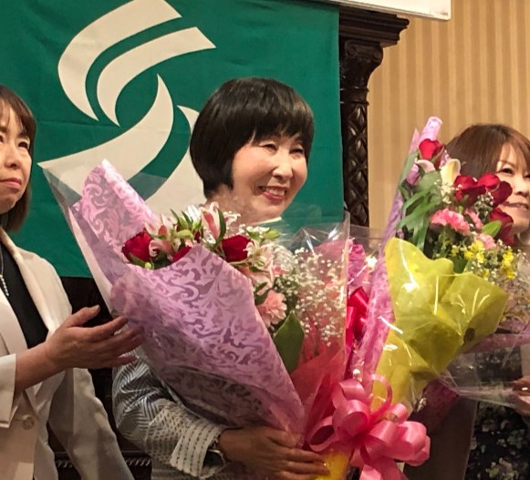 花束を受け取る染谷氏