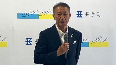 ふるさと納税への本格参加を表明する静岡県長泉町の池田修町長(5月28日、長泉町役場)