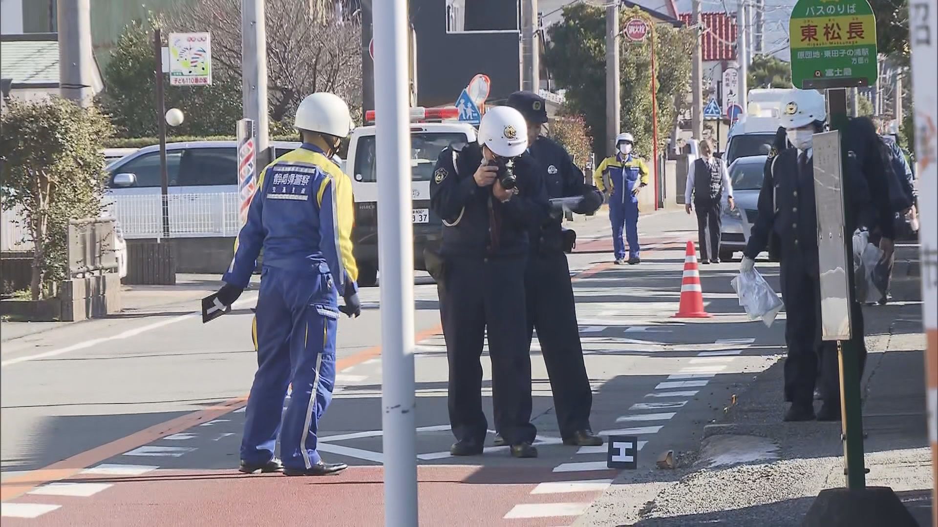 現場付近を調べる警察官