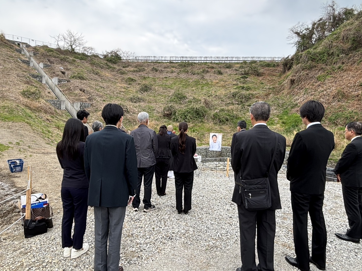 和解後現場で営まれた法要