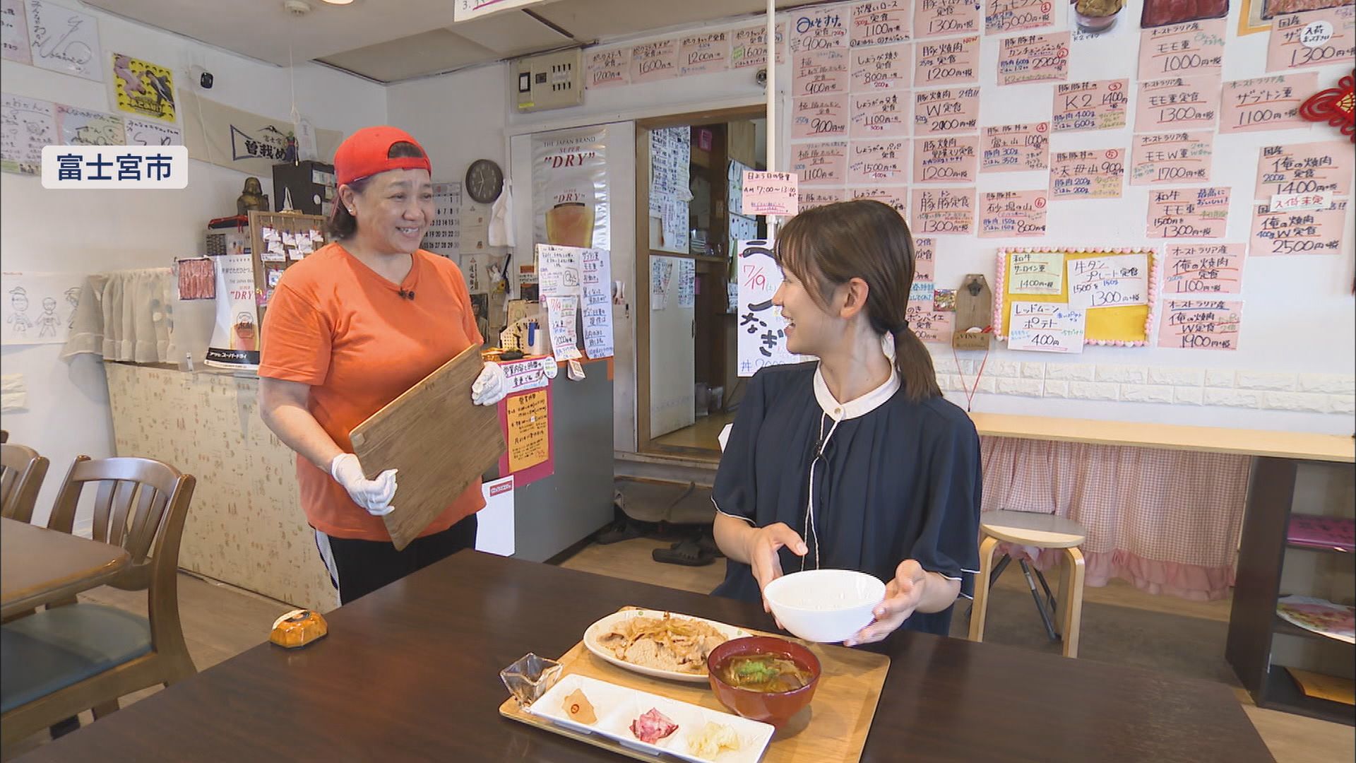おかわりを頼む古賀アナ(右)