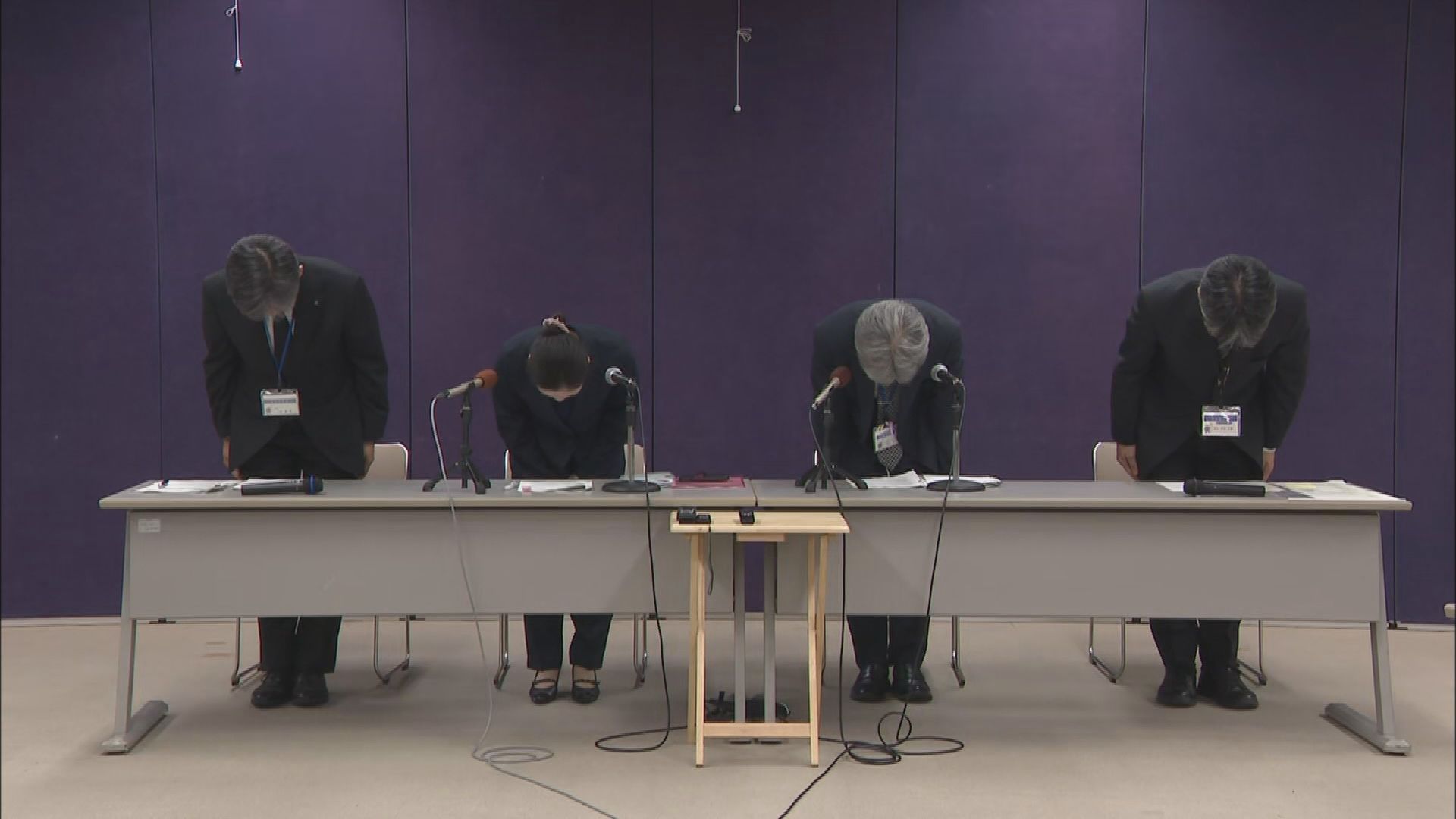 会見で謝罪する静岡県教委幹部