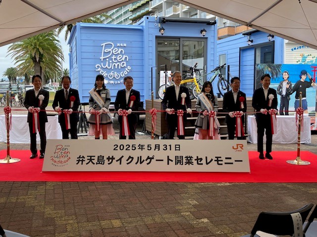 テープカットでオープンを祝う（弁天島サイクルゲート）
