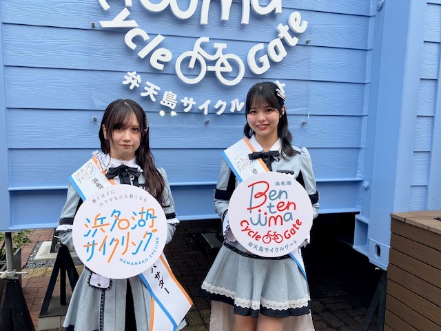 SKE48の赤堀君江さん（左）と荒野姫楓さん