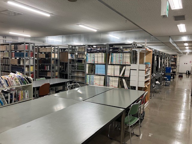 普段は入れない地下の書庫