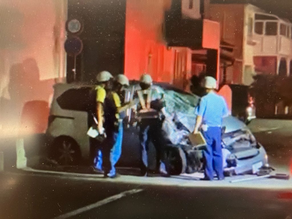 乗用車が道路わきの電柱に衝突し大破 久能街道が上下線とも一時通行止めに 静岡市駿河区