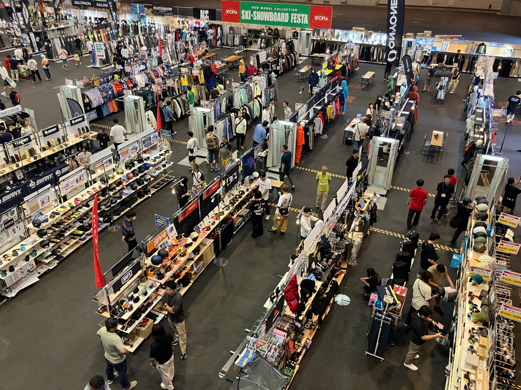 大勢の客でにぎわう会場(21日午前10時過ぎ、静岡市駿河区)