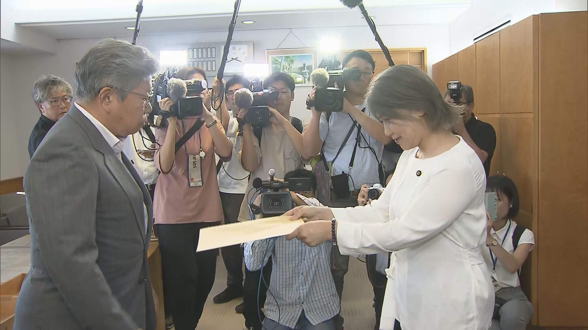 議長に回答書を渡す田久保市長　18日午後3時45分ごろ