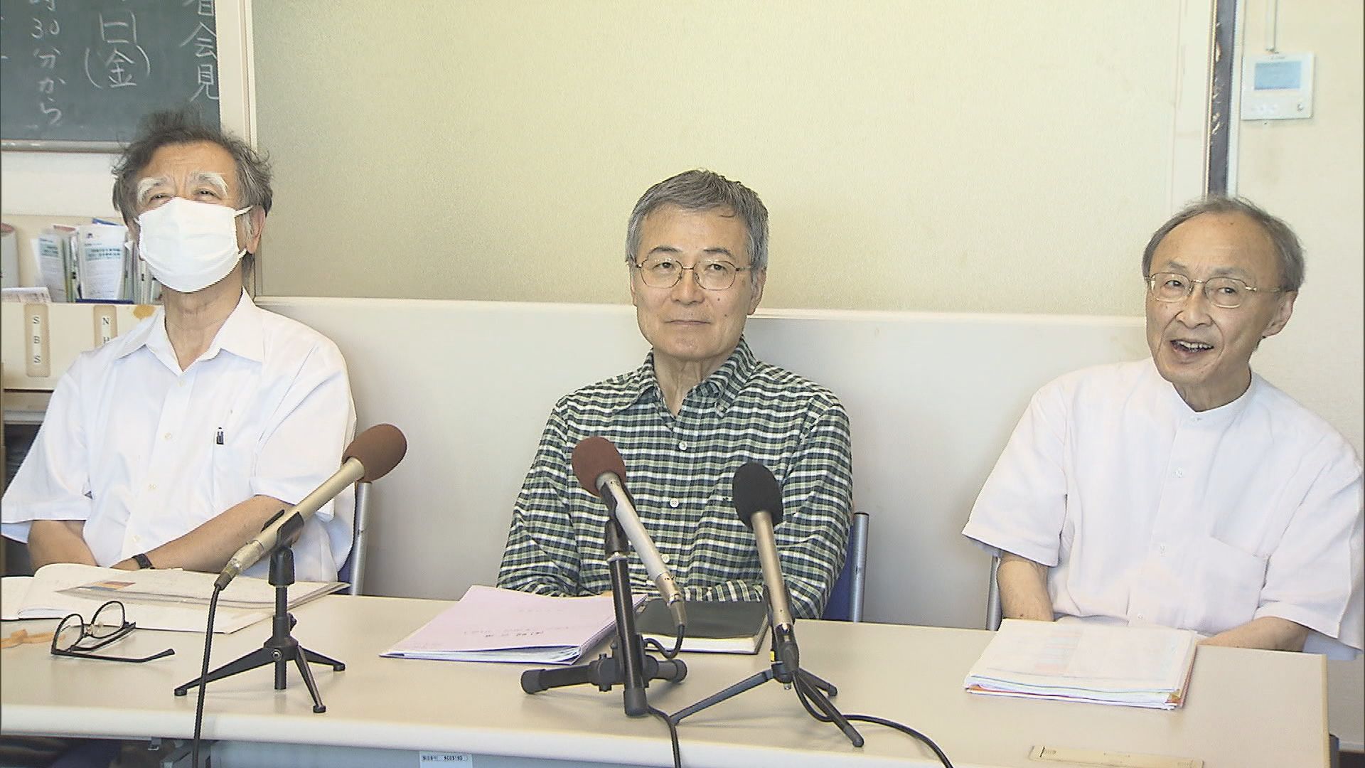 会見する弁護団(静岡・三島市)