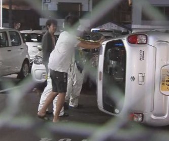 横転した車 静岡市駿河区 14日午後10時半ごろ