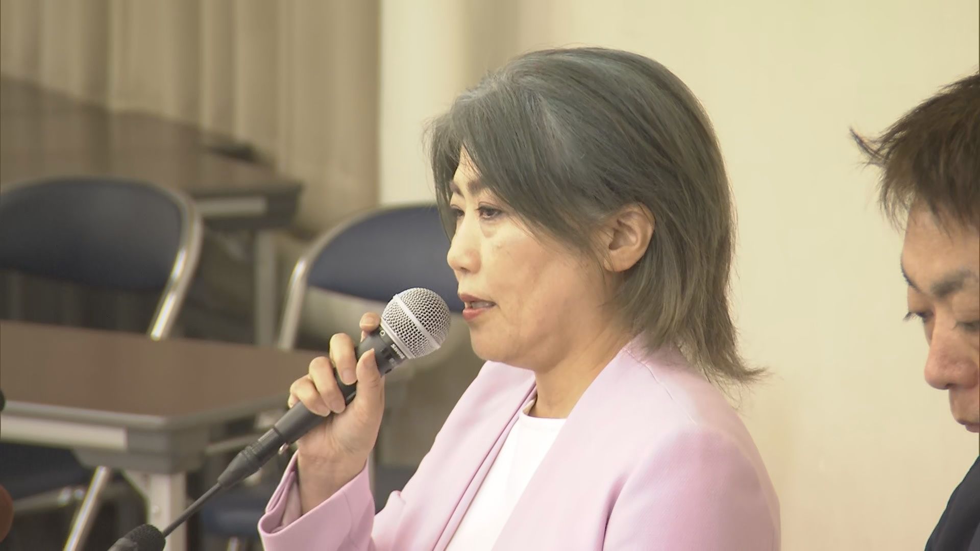 会見する田久保市長