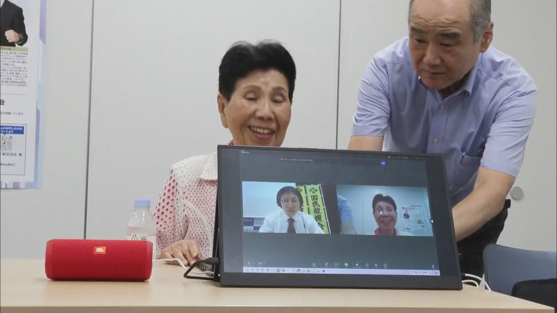前川さんの弁護士とZOOMで話すひで子さん(川崎市)