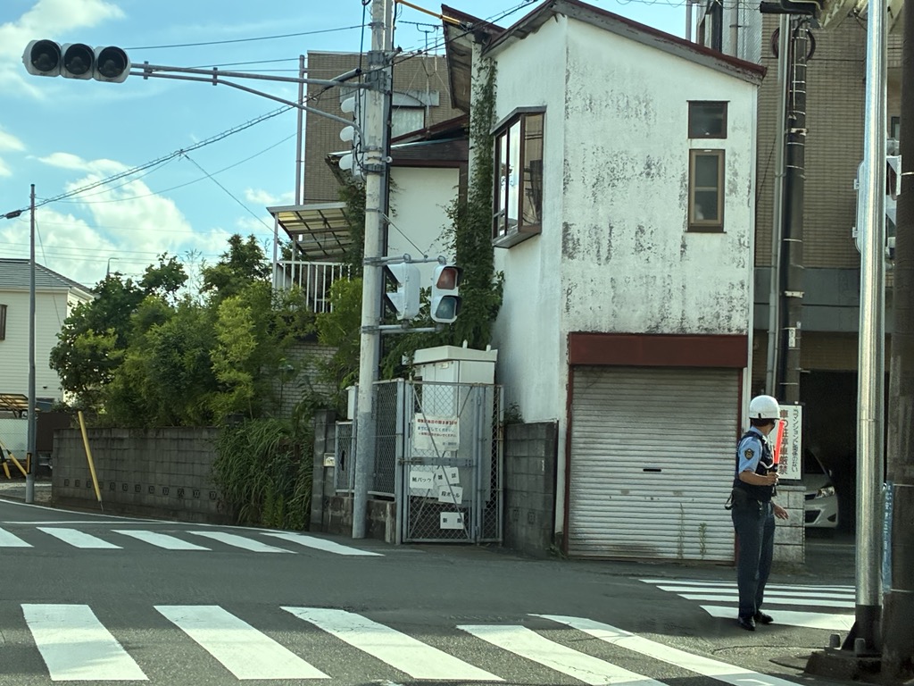 信号が消えて警察官が交通整理をしている交差点