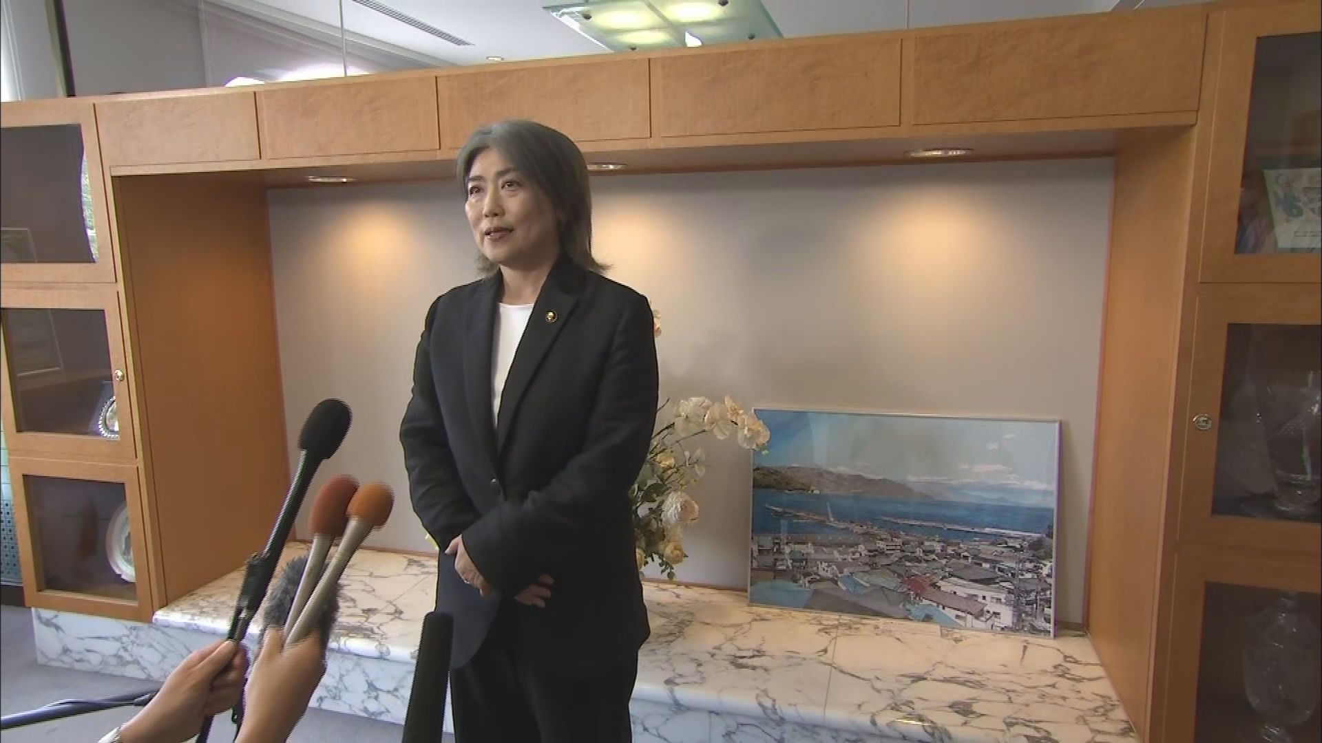 報道陣の取材を受ける田久保市長