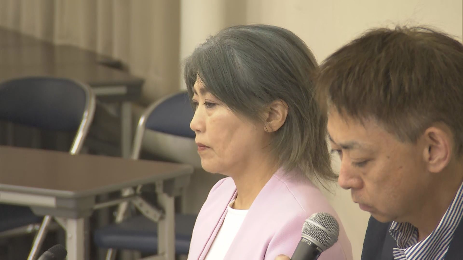 弁護士とともに会見する田久保市長