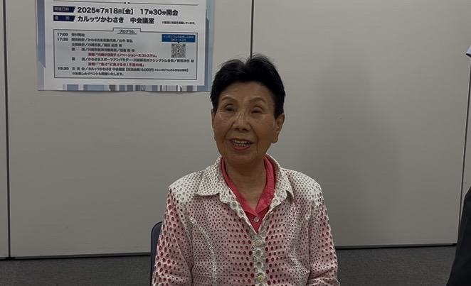 取材を受ける袴田ひで子さん（川崎市）