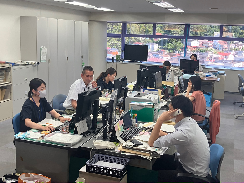 電話応対に追われる伊東市職員