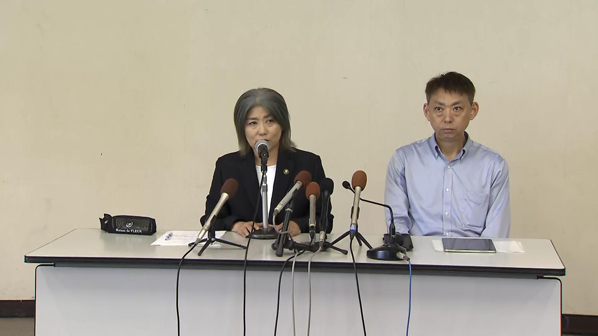 弁護士とともに会見に臨む田久保市長