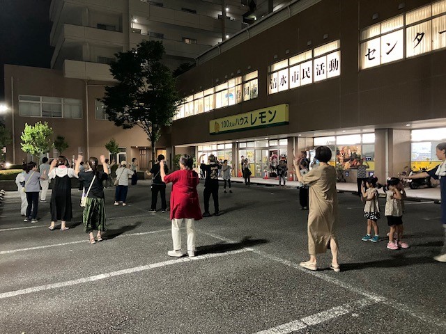 地元住民たちによる盆踊りが行われた
