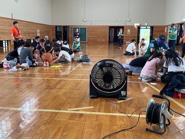 会場には大きな扇風機が