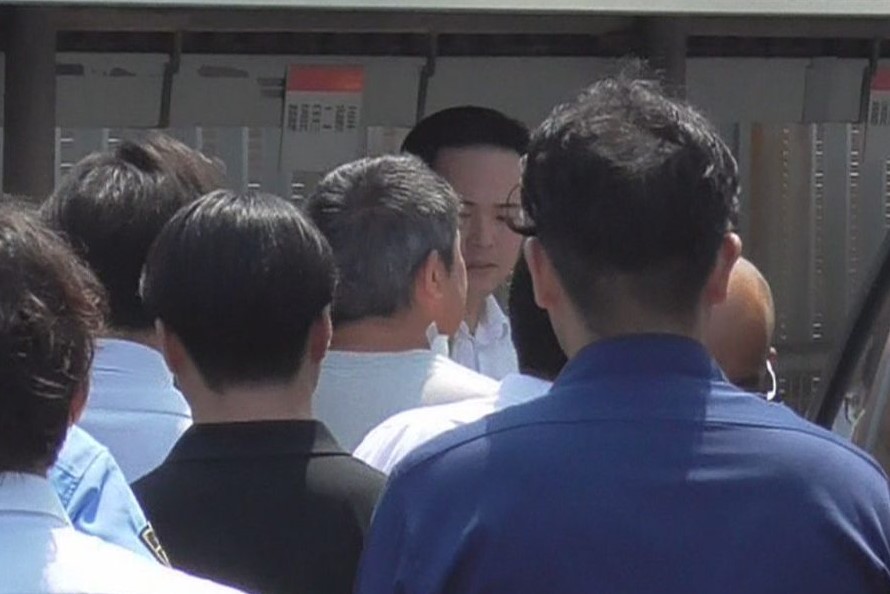 連行される容疑者 5日午前9時50分ごろ
