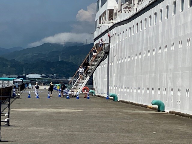船から降りる人もまばら