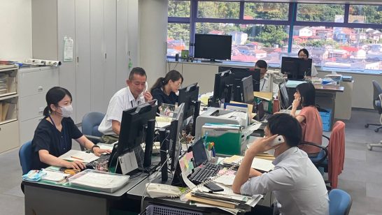苦情電話の応対に追われる伊東市職員