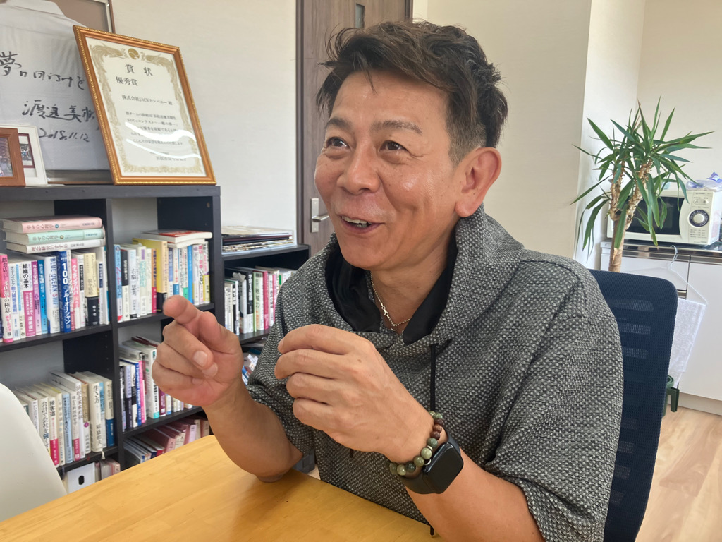 やらまいかおじさんを自称する山田社長(8月、浜松市中央区のJACKカンパニー)
