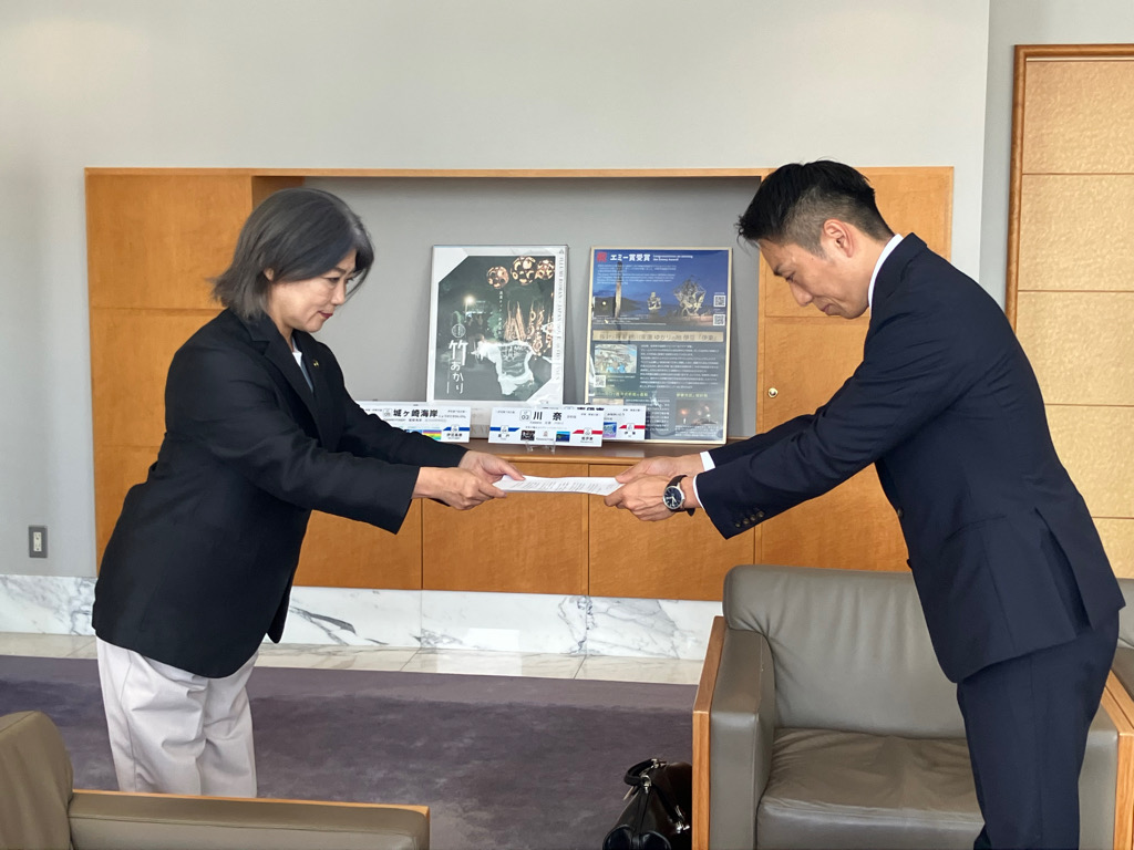 田久保市長(左)に要望書提出