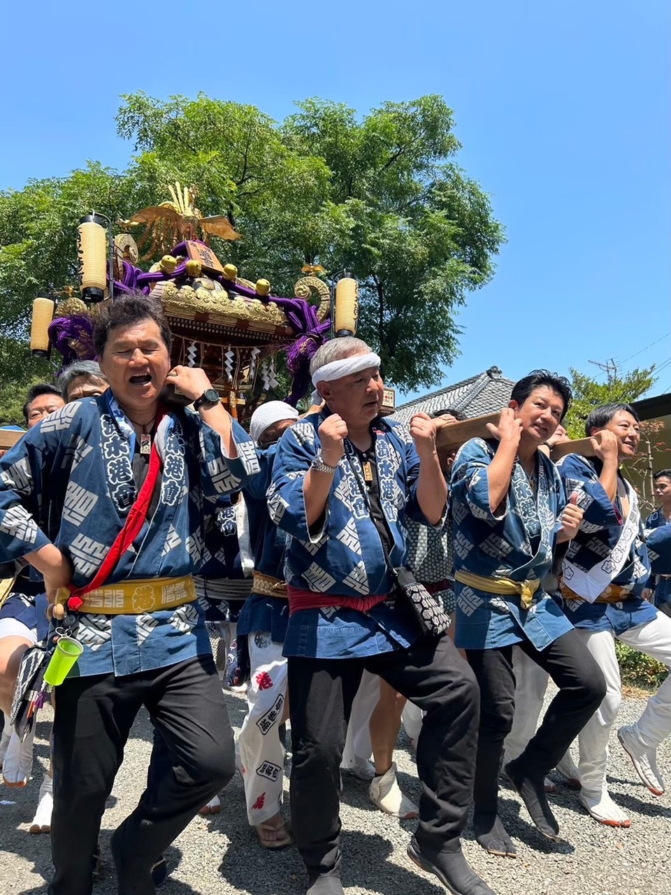 「清水みなと祭り」で神輿をかつぐ清水港會のメンバー