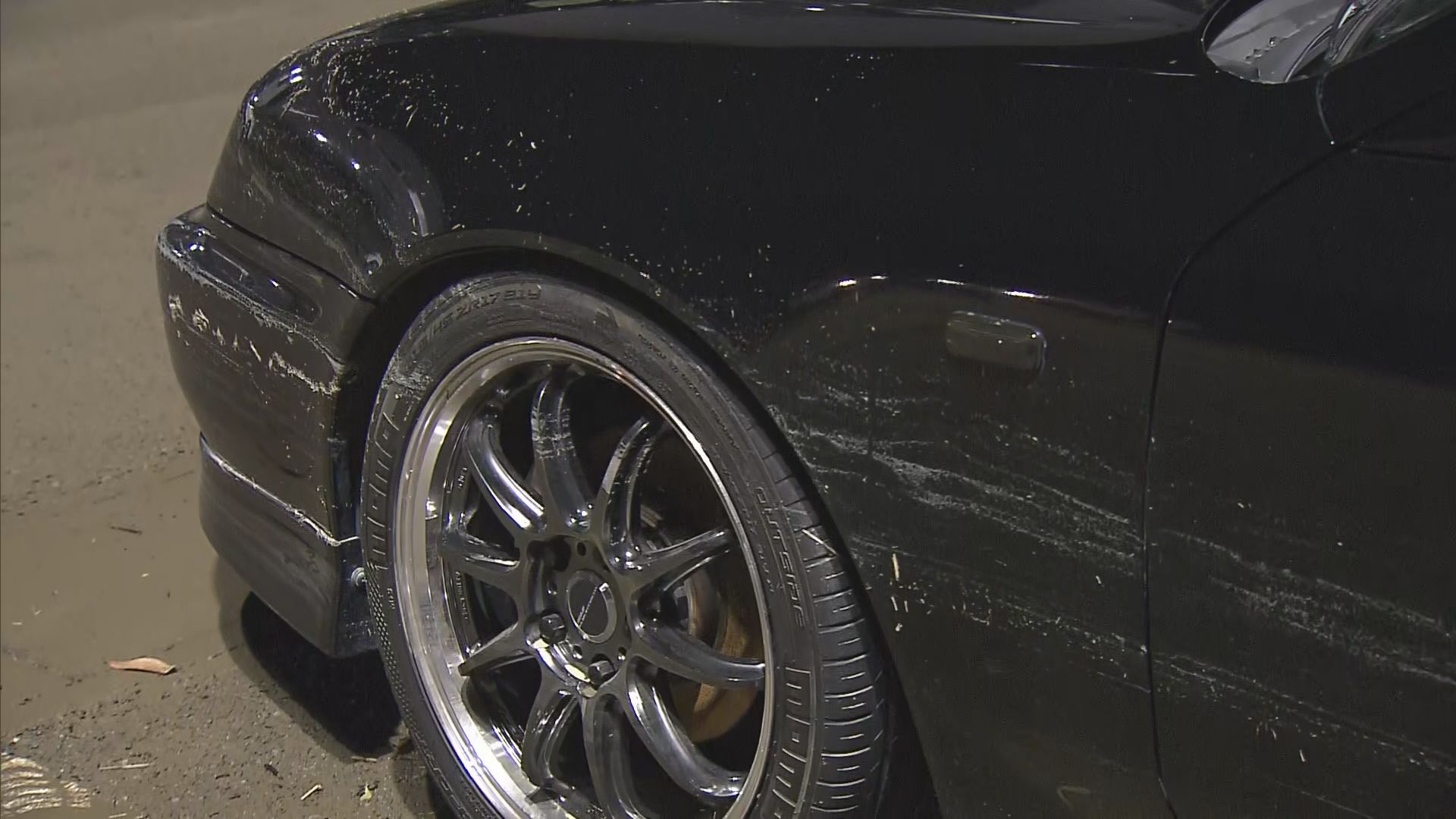 水没した車 タイヤが全部水に浸かっている