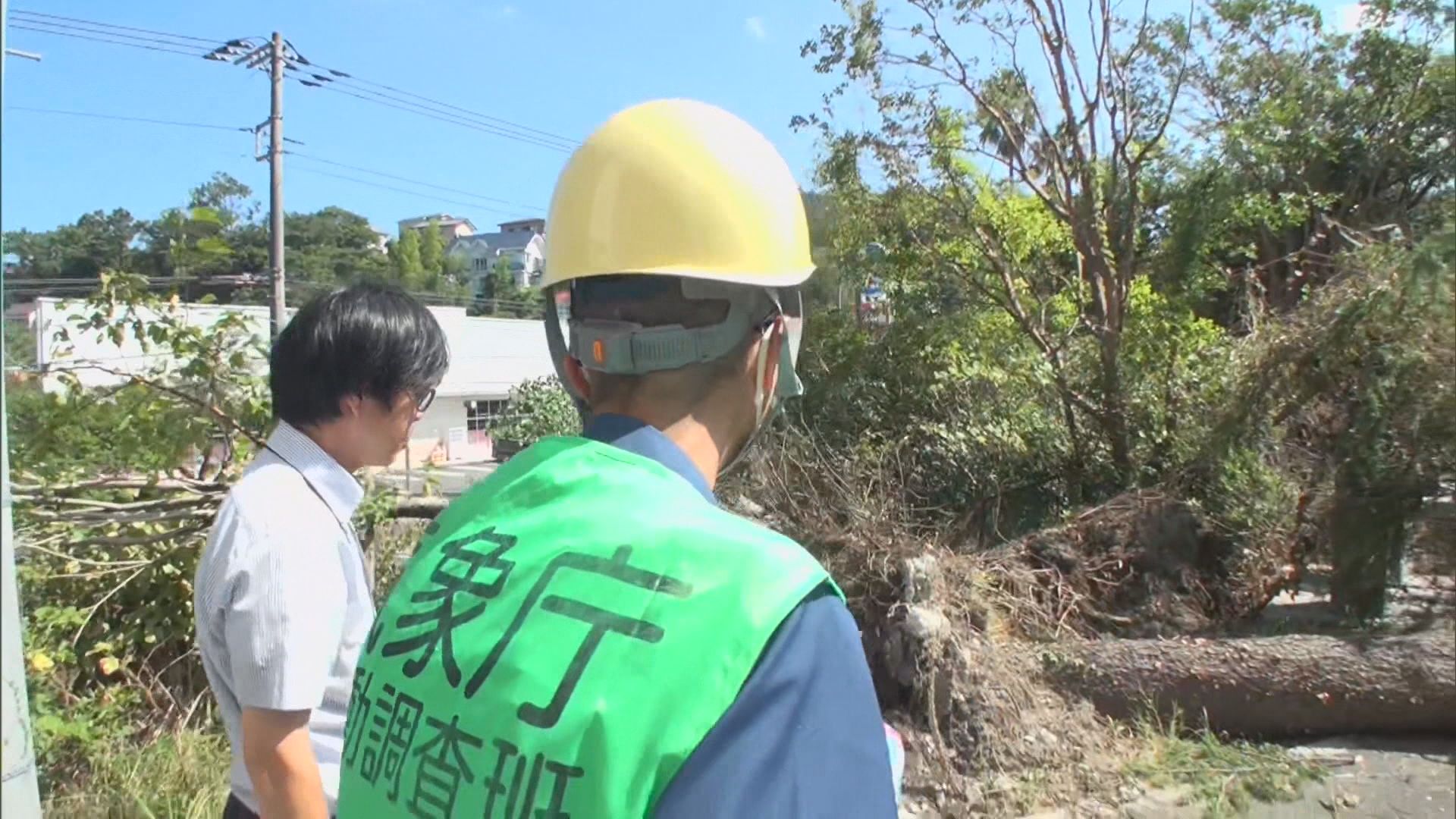 伊東市の被害を調査する気象庁職員