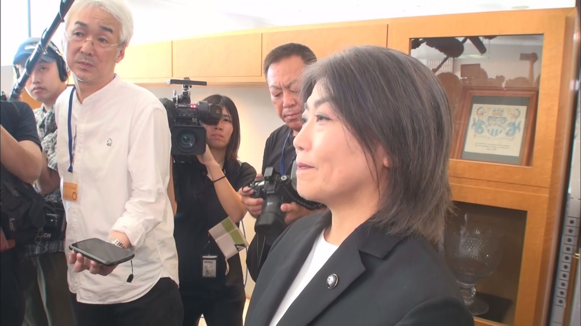 田久保市長に「不信任議決通知書」…議長「一刻も早く辞職を」 市長「ご意向は承りました」 直後の取材で市長が語ったこととは… 静岡・伊東市