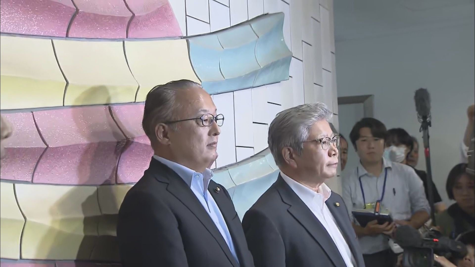 青木副議長(左)と中島議長