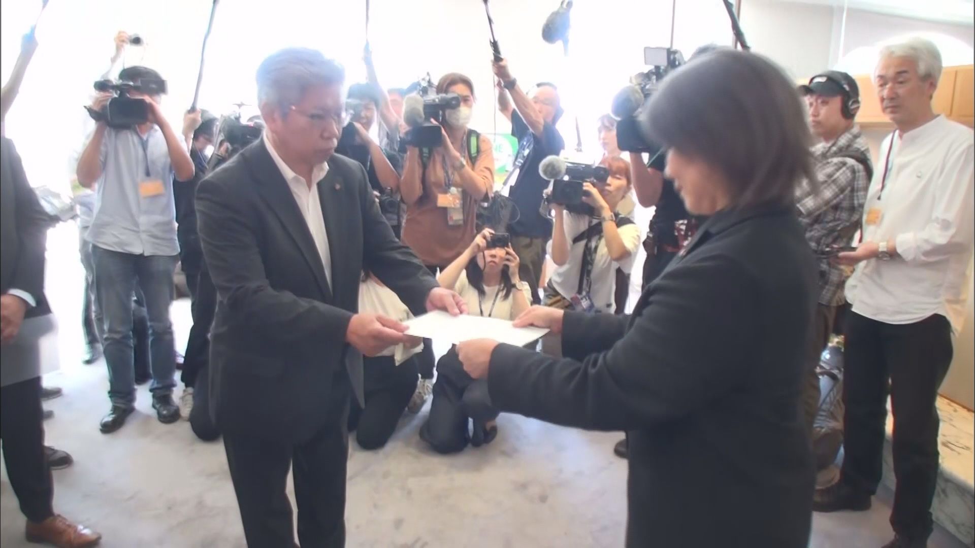 田久保市長に「不信任議決通知書」…議長「一刻も早く辞職を」 市長「ご意向は承りました」 直後の取材で市長が語ったこととは… 静岡・伊東市