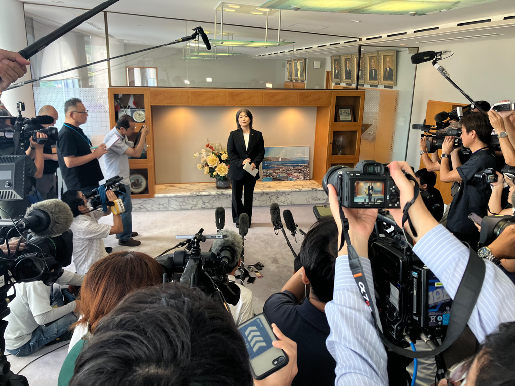 報道陣の取材に応じる田久保市長