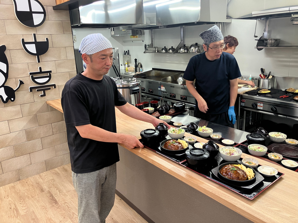 試食会の準備を進める田中毅代表（手前）