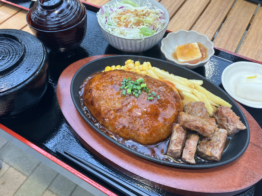 自慢のハンバーグとサイコロステーキのセット（2000円～）