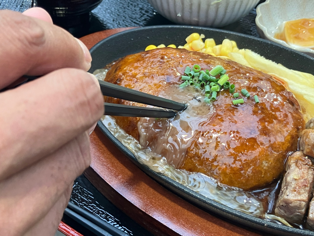 箸をいれると一気に肉汁があふれた